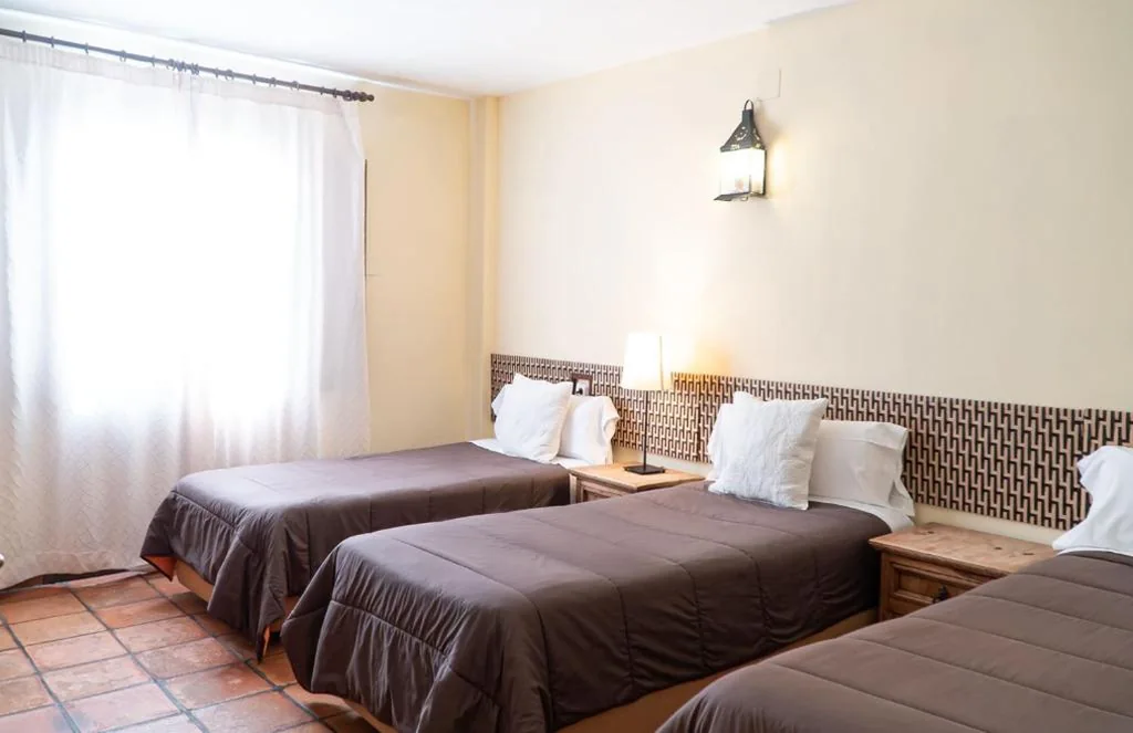Driepersoonskamer — Hostal Posada Huecar