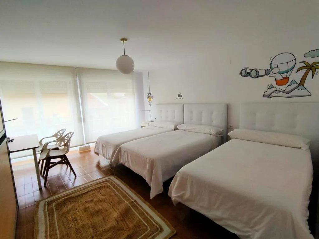 Habitación Triple con baño — Hostal Pozo