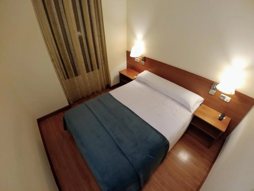 Habitación Individual con baño privado — Hostal Prada Borges