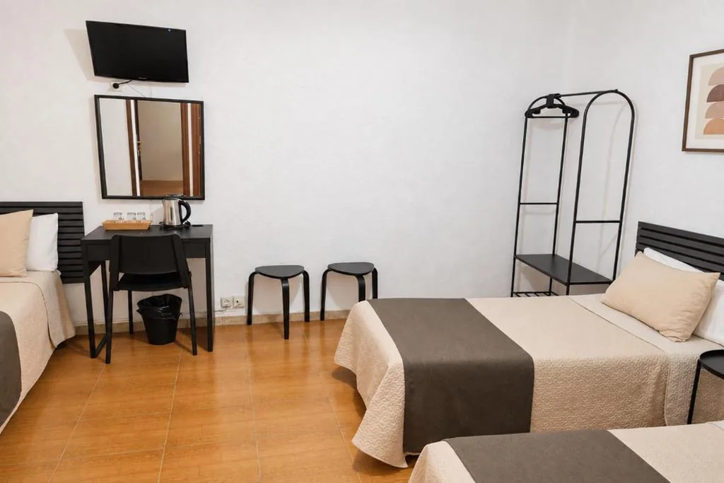 Dreibettzimmer — Hostal Prada