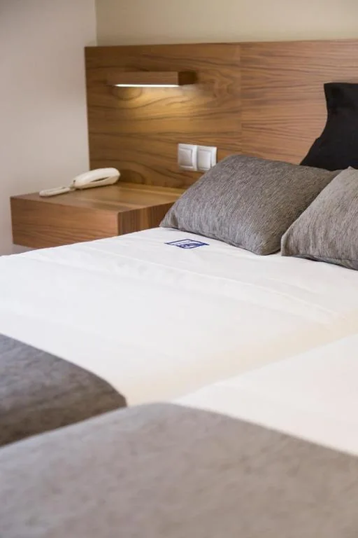 Chambre Double avec douche - 2 lits — Hostal Pradaria