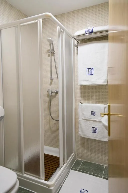 Chambre Double Standard - 2 lits — Hostal Pradaria