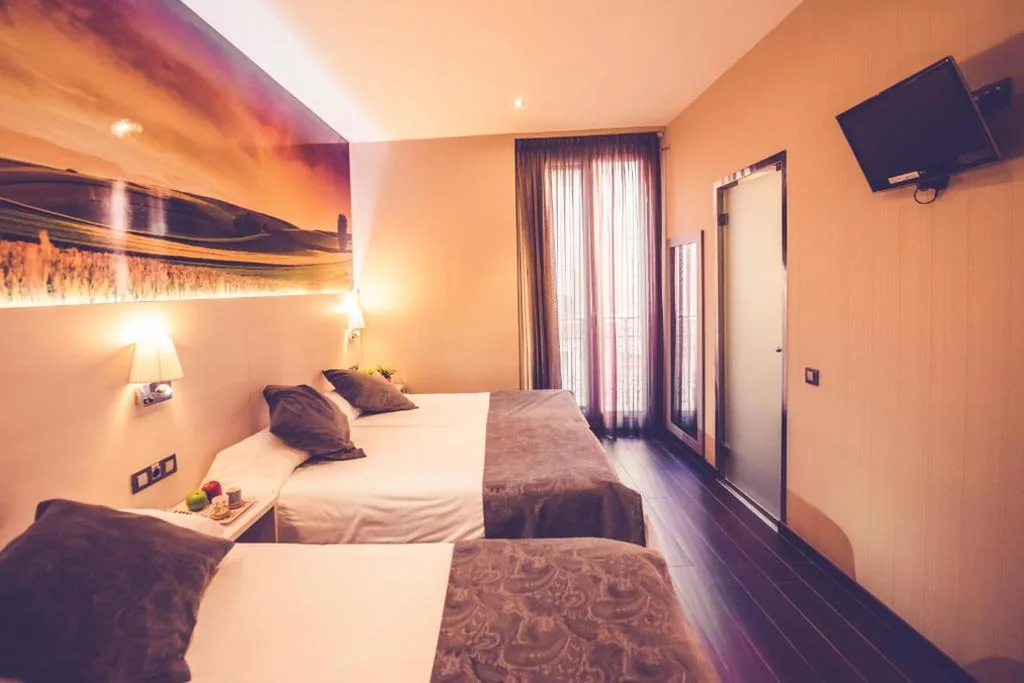 Doppelzimmer mit Zustellbett – 2 Betten — Hostal Prado