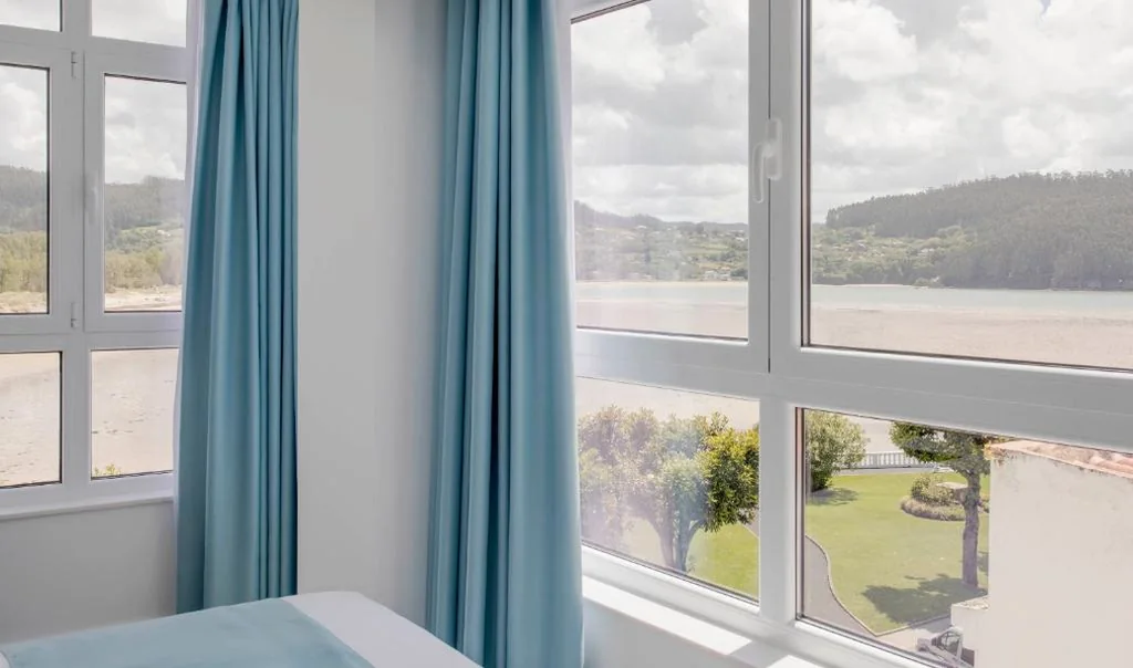 Doppelzimmer mit weitem Meerblick — Hostal Praia Madalena