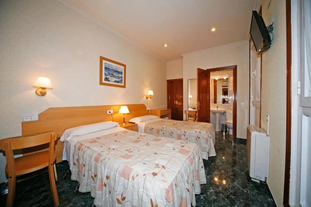 Tweepersoonskamer - 1 of 2 bedden — Hostal Prim