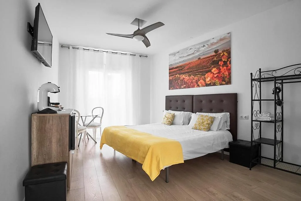Habitación Deluxe con cama extragrande — Hostal Puente de Hierro