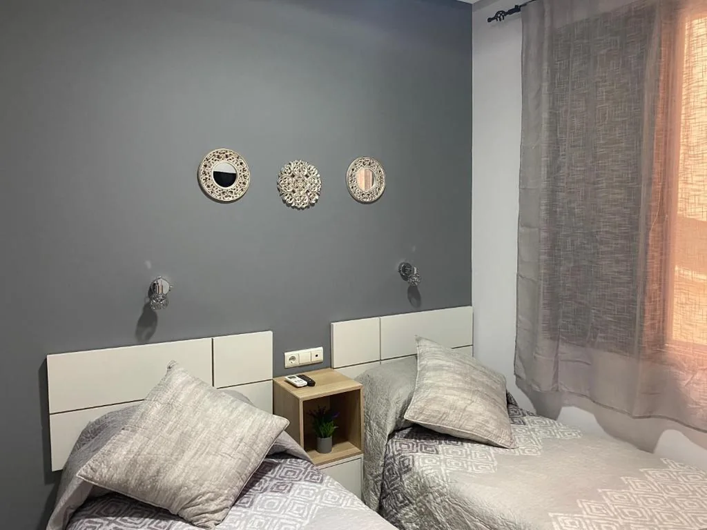 ダブルルーム（シングルベッド2台） — Hostal Puerta Carmona