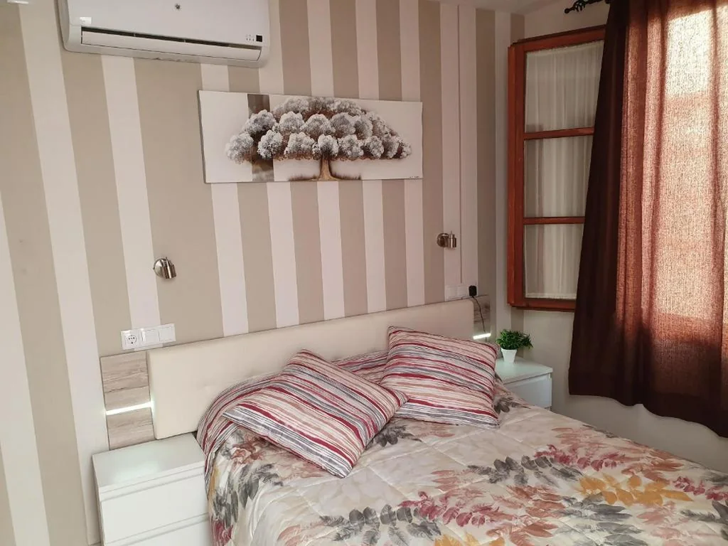 ダブルルーム デラックス（シャワー付き） — Hostal Puerta Carmona