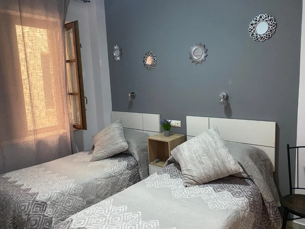 スタンダード トリプルルーム — Hostal Puerta Carmona