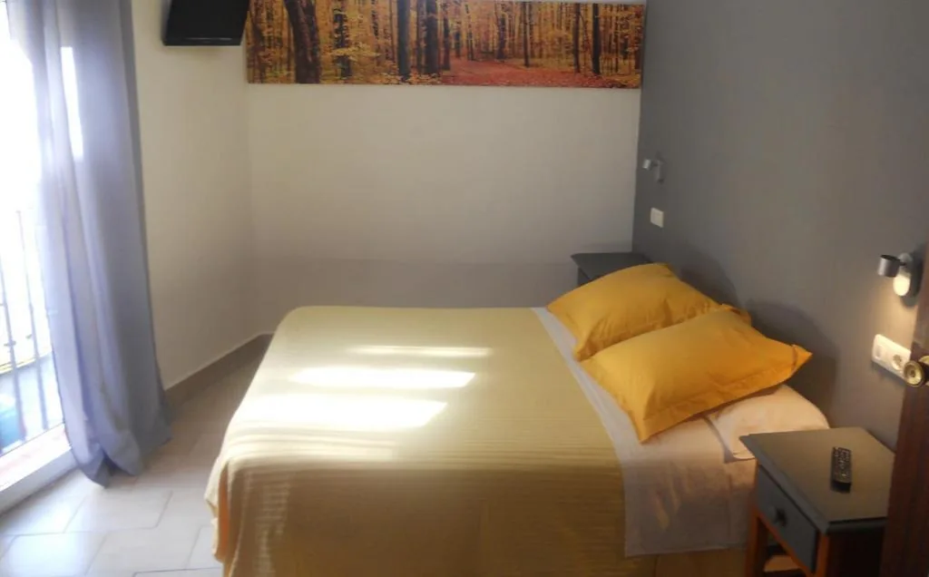 大型ベッドとバルコニー付き客室 — Hostal Puerto Beach