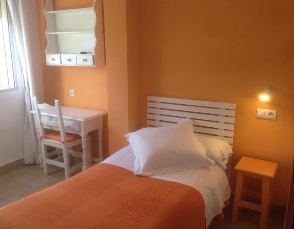 シャワー付きシングルルーム — Hostal Puerto Beach