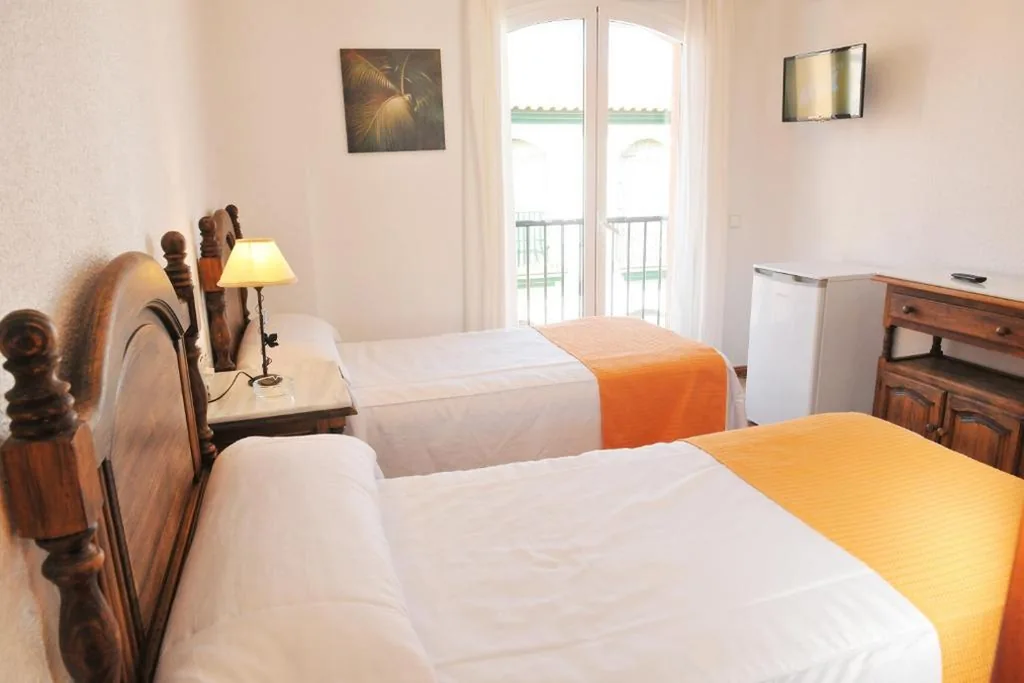 Habitación Doble - 2 camas — Hostal Puerto Lepe