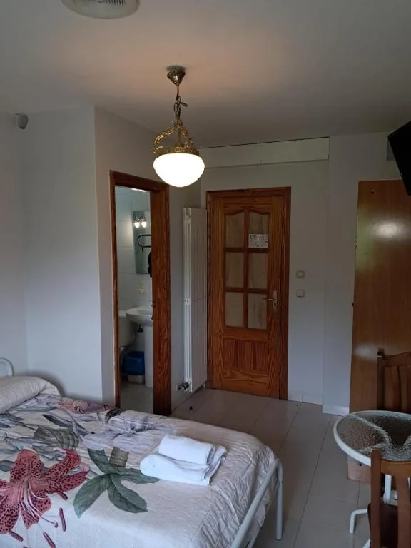 Doppelzimmer mit eigenem Bad – 2 Betten — Hostal Pumar