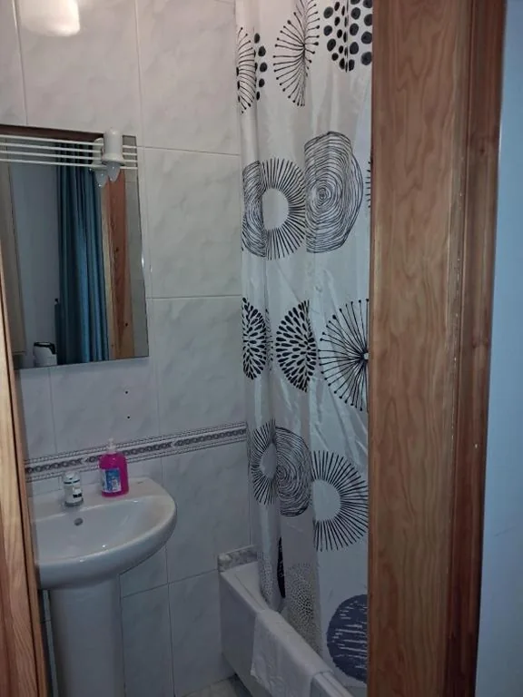 Dreibettzimmer mit eigenem Bad — Hostal Pumar