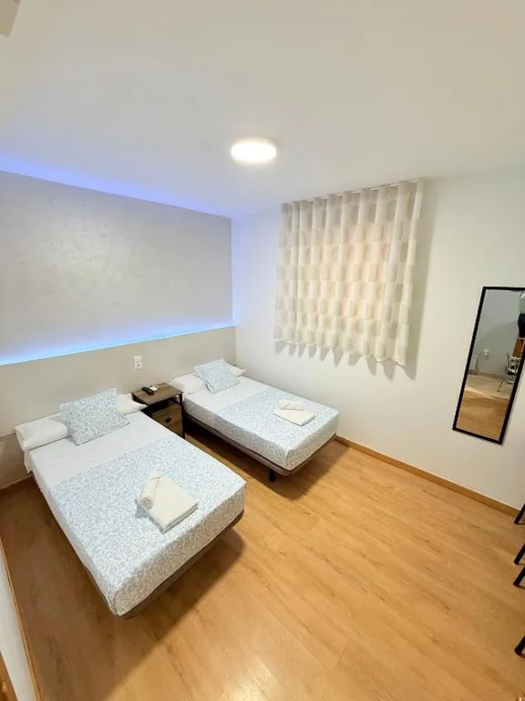 Camera doppia con bagno in comune - 2 letti singoli — Hostal Quinta Santillan