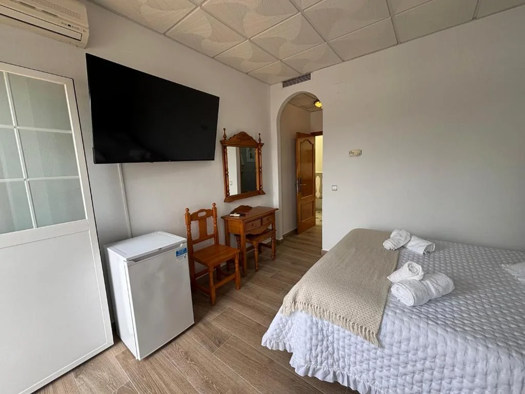 Habitación Doble con balcón — Hostal Quinto Pino