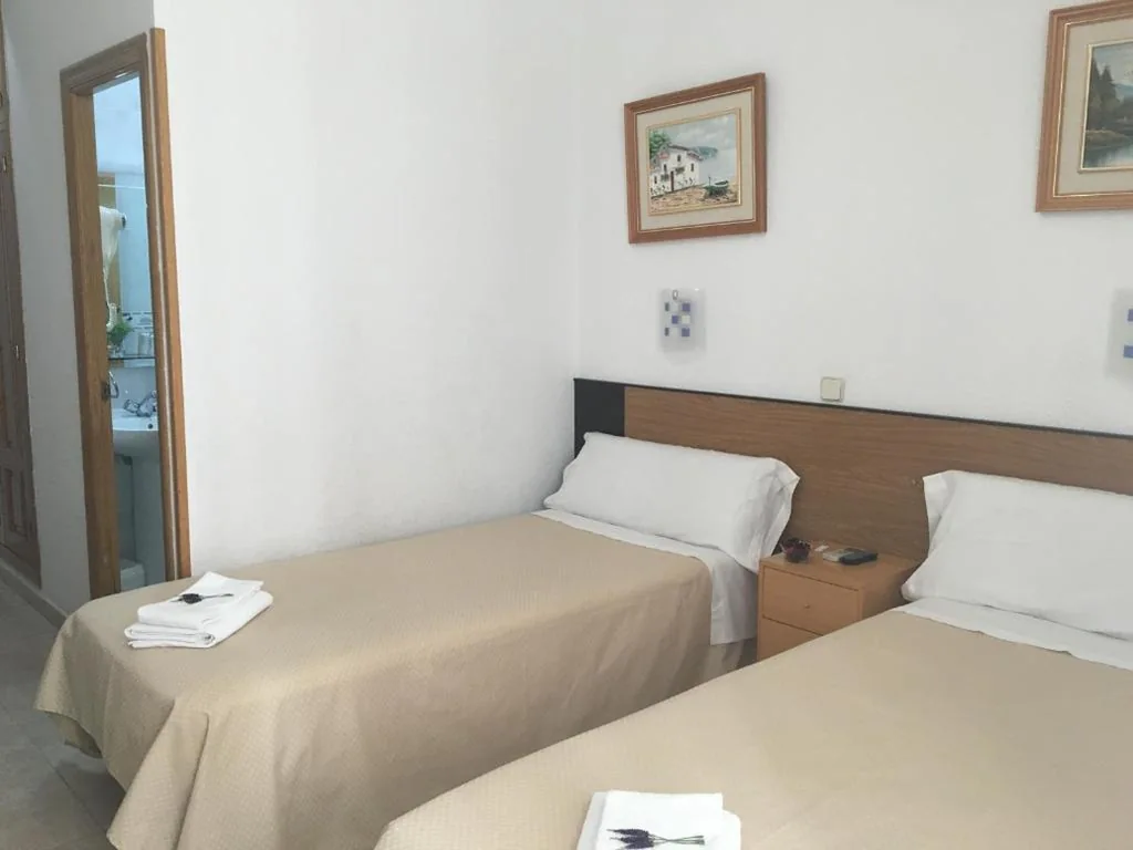 Camera doppia con 2 letti — Hostal R. Lido