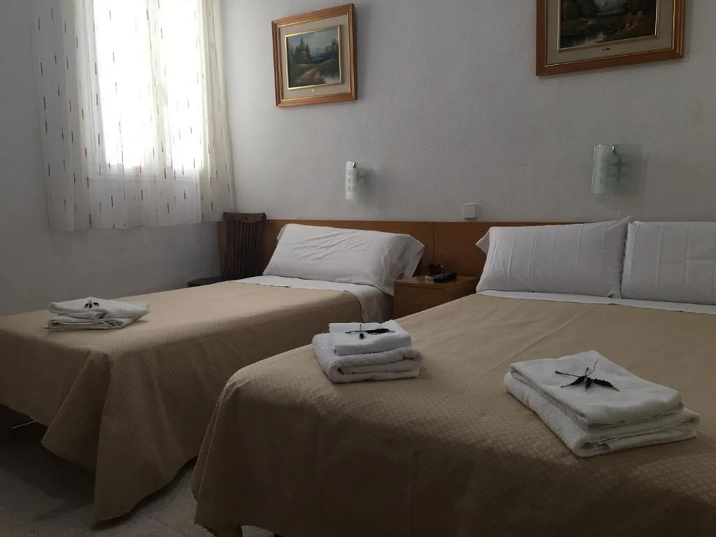 Camera matrimoniale con letto aggiuntivo — Hostal R. Lido