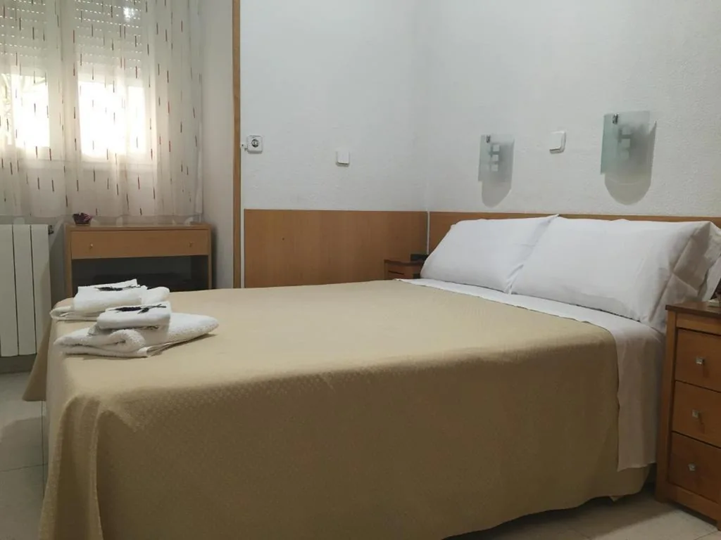 Camera matrimoniale — Hostal R. Lido