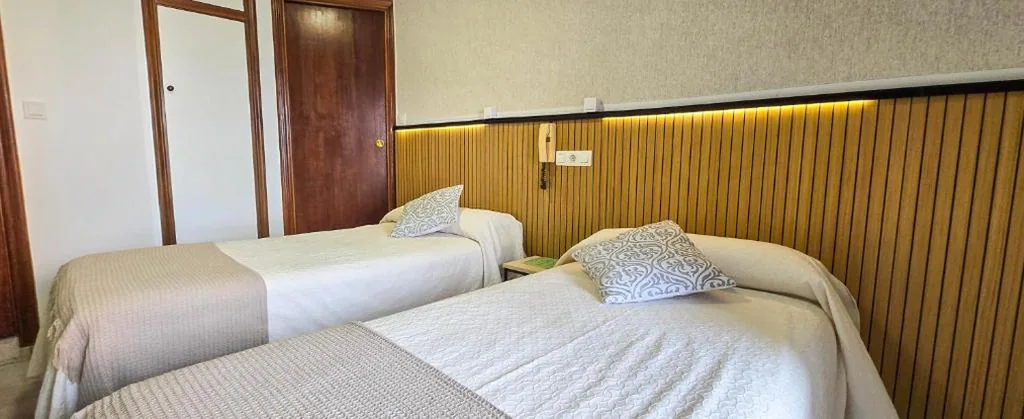 Camera doppia con WC condiviso - 2 letti — Hostal Ramón y Cajal