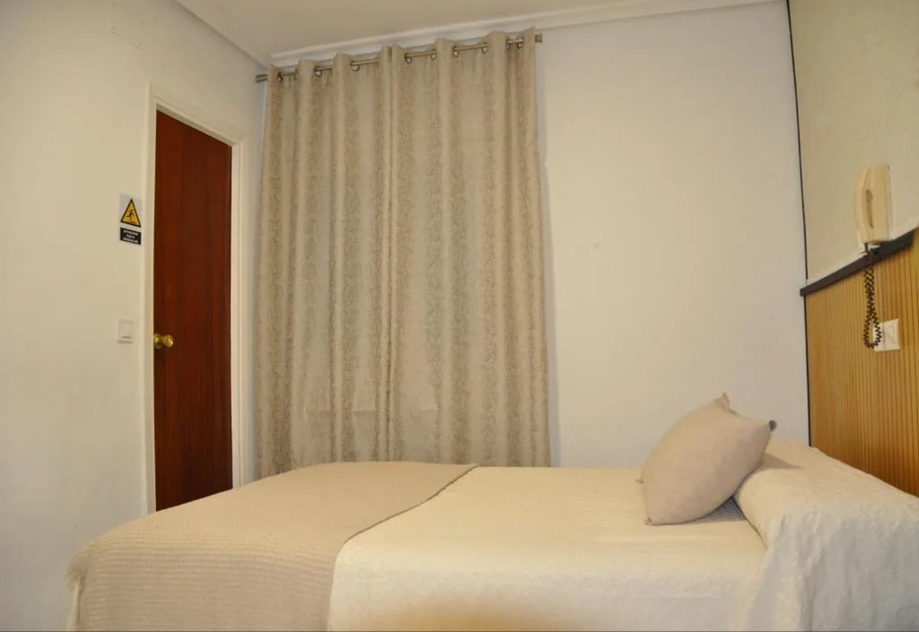 Camera doppia con bagno privato - 1 o 2 letti — Hostal Ramón y Cajal