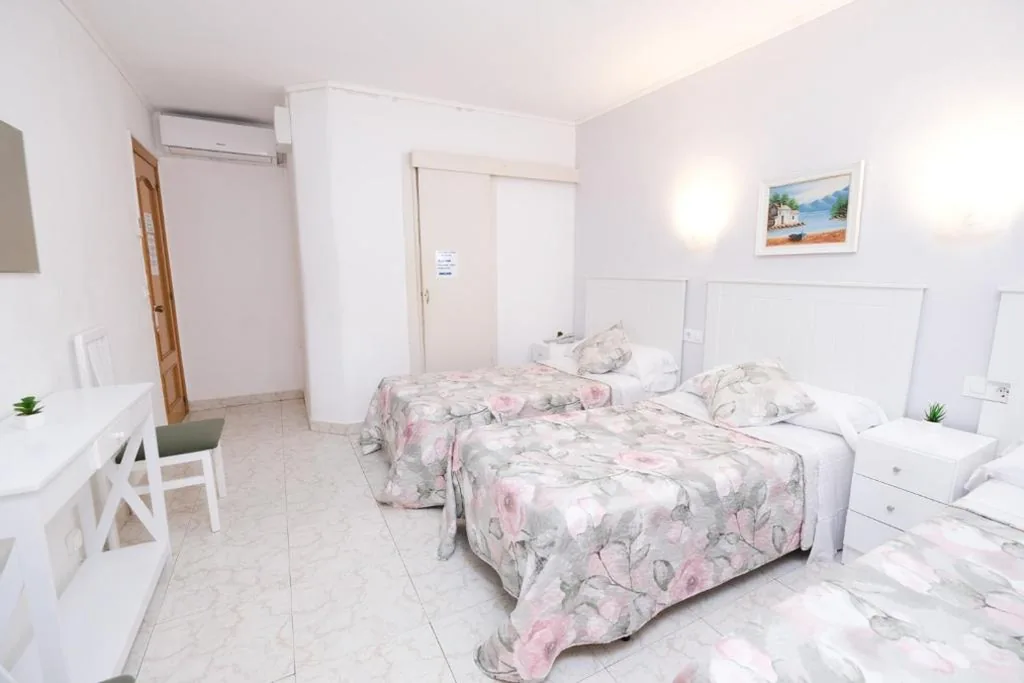 Camera tripla Standard con balcone — Hostal Ramos