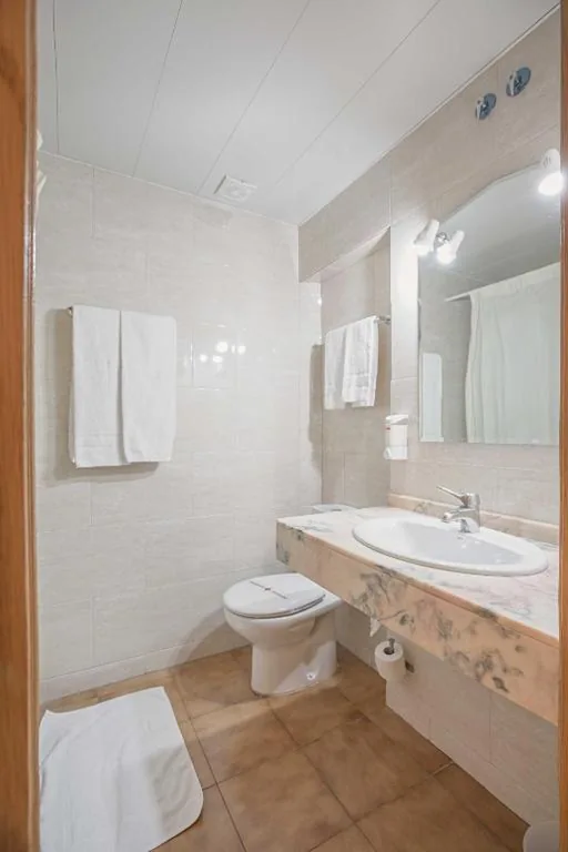 Camera tripla interna senza balcone — Hostal Ramos