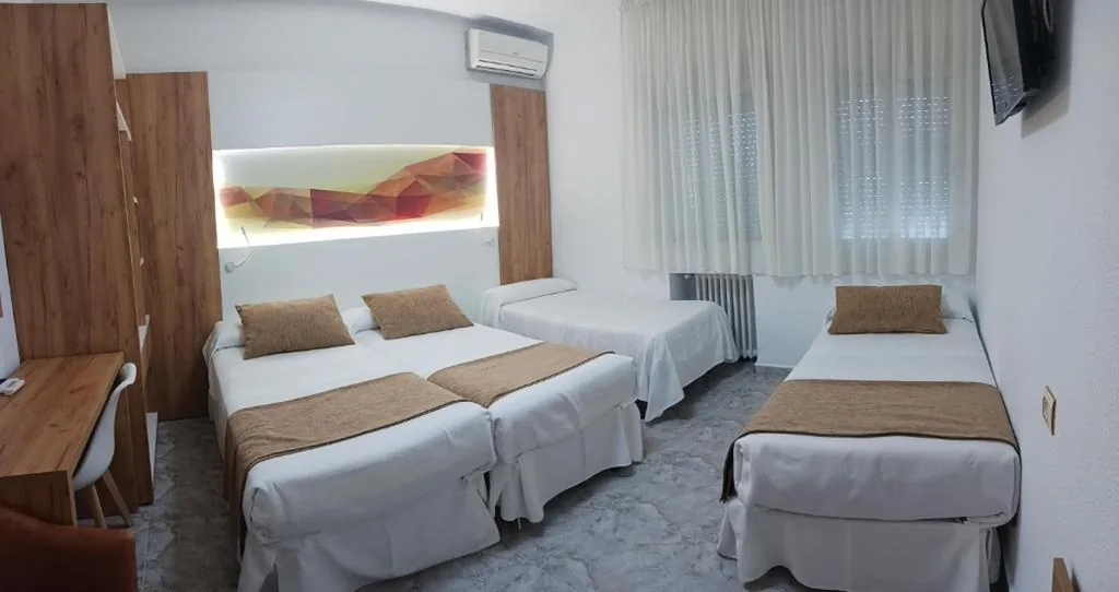 Camera doppia con 2 letti supplementari — Hostal Real