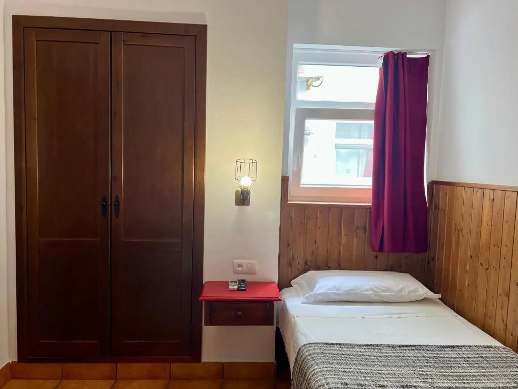 Quarto Individual Económico — Hostal Real