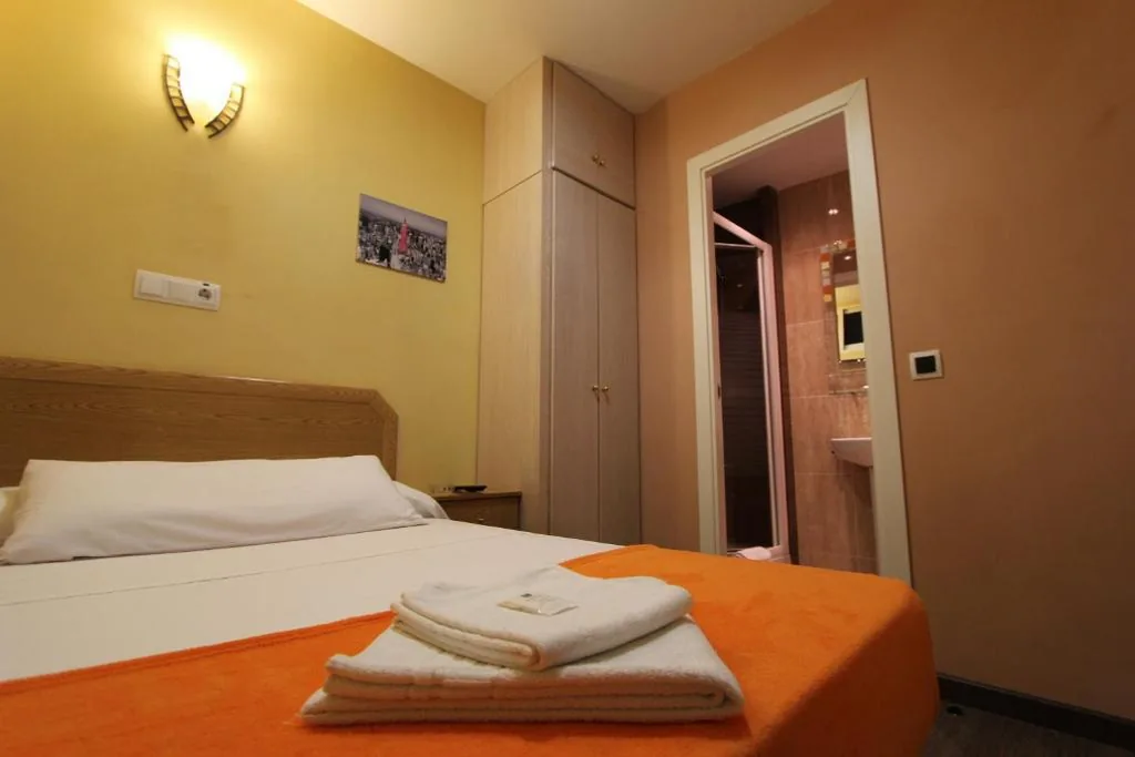 Camera Singola Economica — Hostal Regio