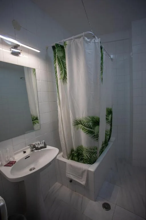 Habitación Familiar (2 adultos y 2 niños) — Hostal Residencia Avenida