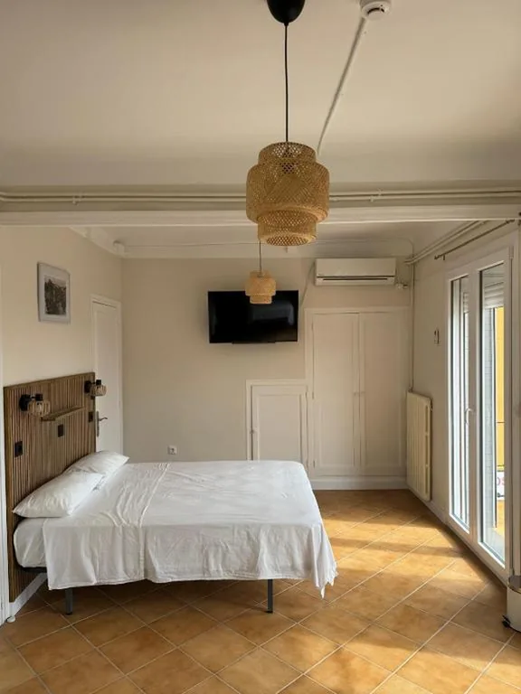 Quadruple Room with Balcony — Hostal Restaurant Casa Comaulis