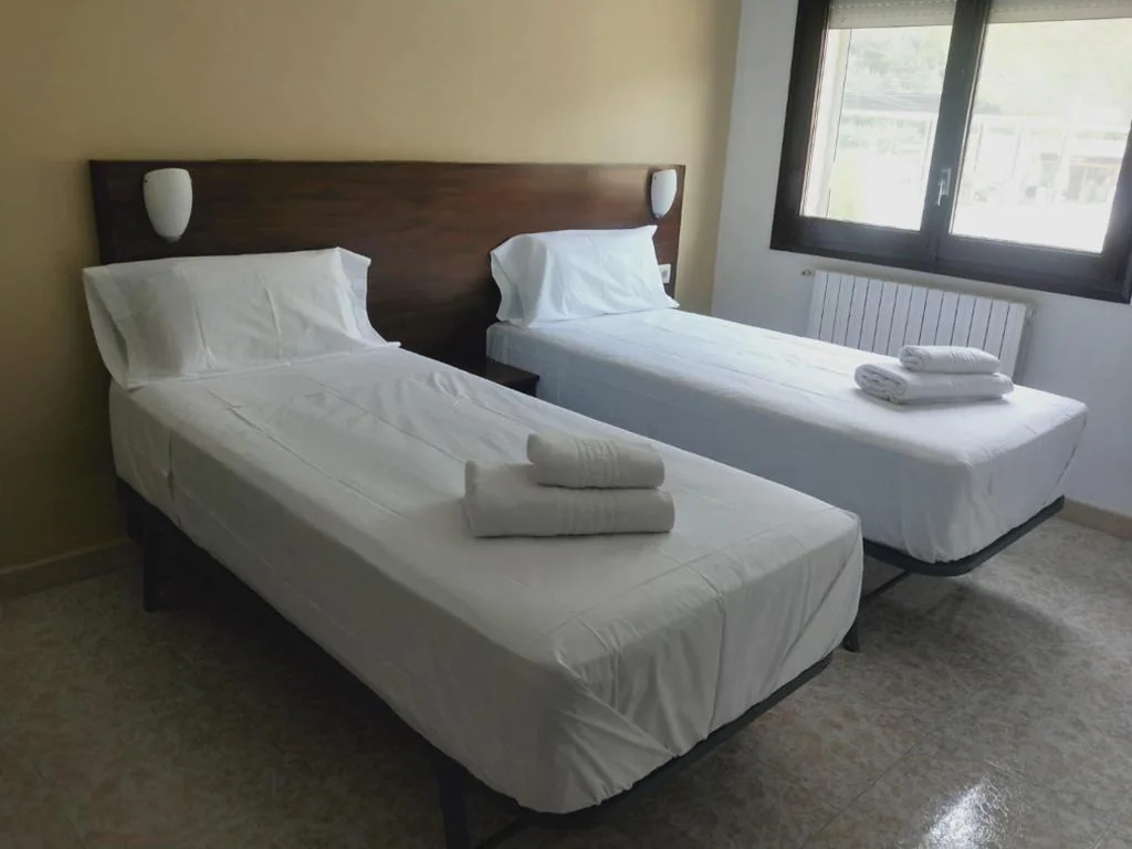 Doppelzimmer mit 2 Einzelbetten — Hostal Restaurant Sant Marçal