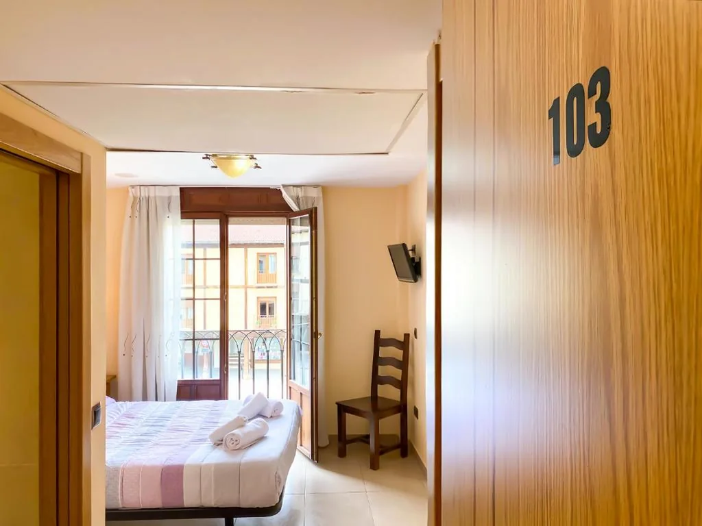 带阳台的双人间 — Hostal Restaurante Ainoa