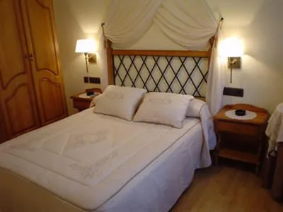 Camera matrimoniale con balcone — Hostal Restaurante Arangoiti