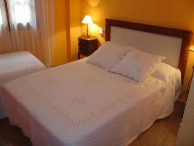 Driepersoonskamer — Hostal Restaurante Arasa