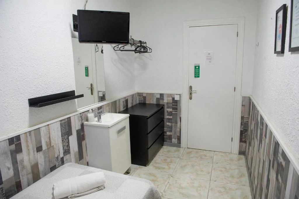 Habitación Doble con baño compartido - 1 o 2 camas — Hostal Restaurante Avenida de Madrid