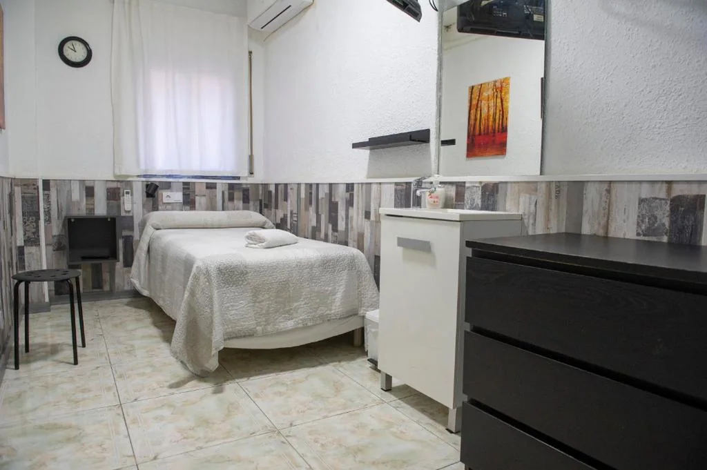 Habitación Individual con baño compartido — Hostal Restaurante Avenida de Madrid