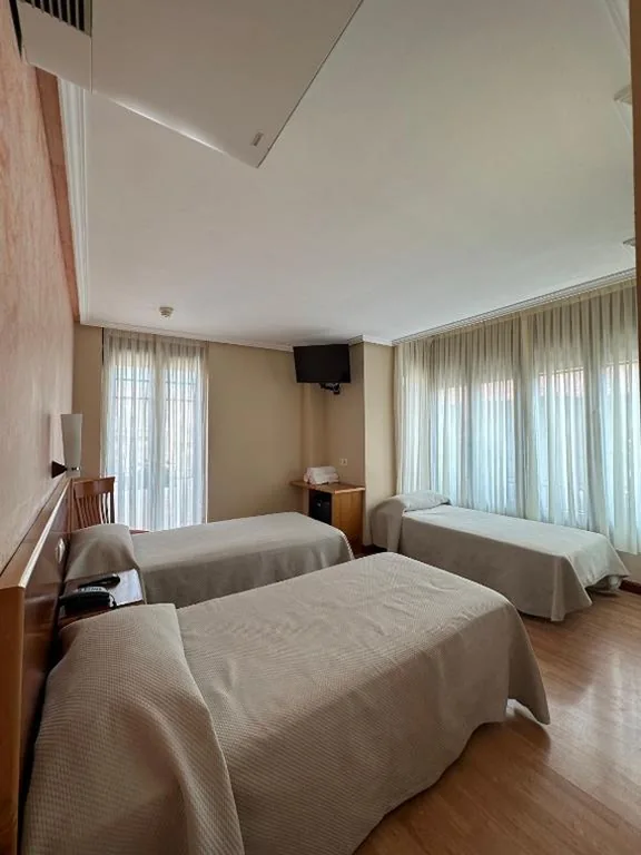 Doppelzimmer mit Zustellbett — Hostal Restaurante Boccalino