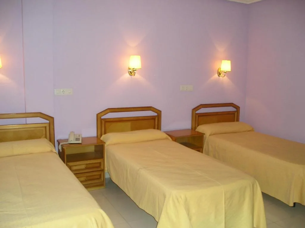 Habitación cuádruple — Hostal Restaurante Carolina