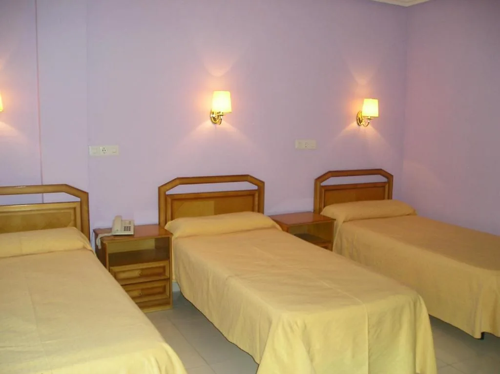 Habitación Triple — Hostal Restaurante Carolina