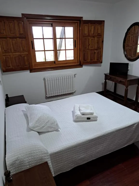 Deluxe kamer met extra groot tweepersoonsbed — Hostal - Restaurante Casa Cuña