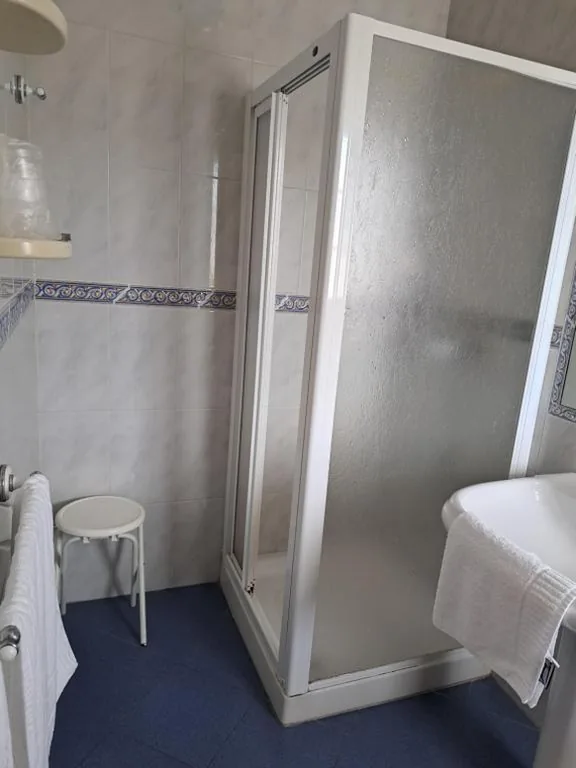 Tweepersoonskamer met externe eigen badkamer — Hostal - Restaurante Casa Cuña