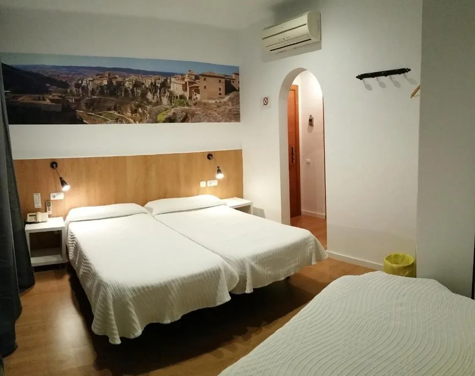ツインルーム（大人3名） — Hostal Restaurante Cornella