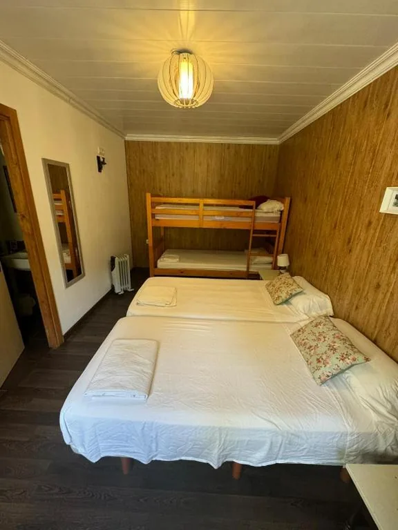 Familienzimmer mit Dusche — Hostal Restaurante de Montaña Pous de la neu