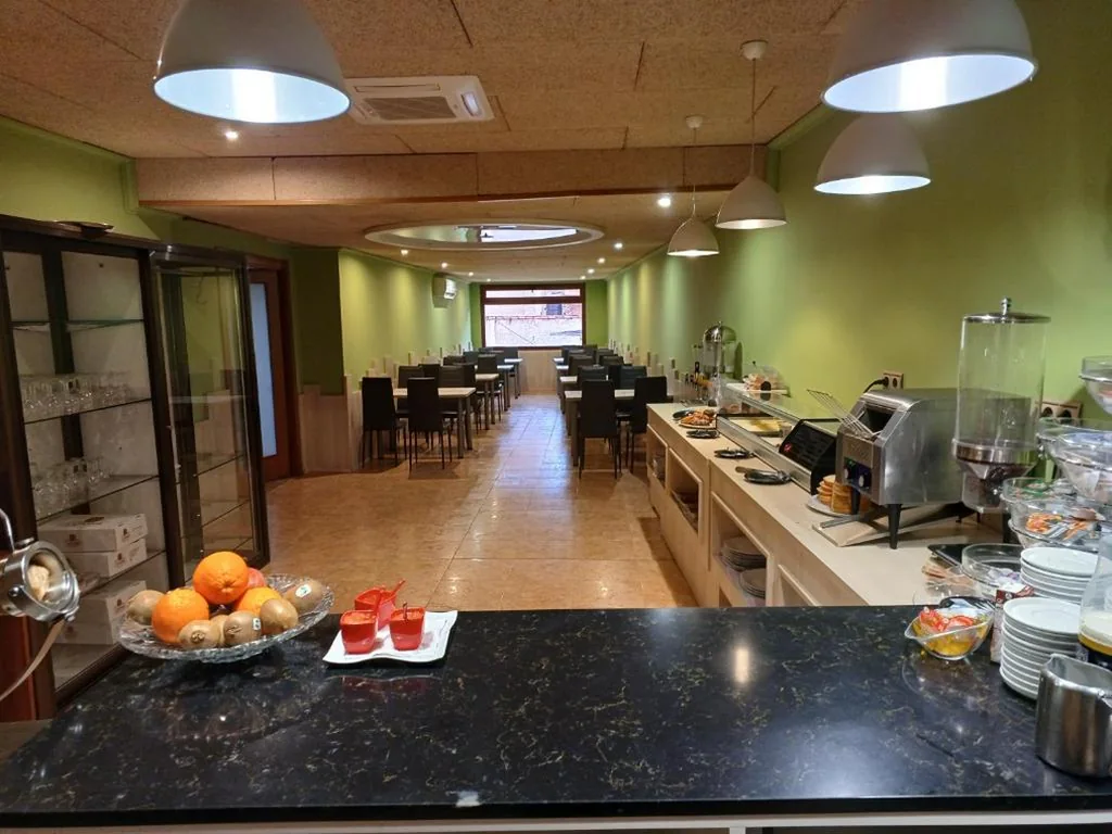Driepersoonskamer — Hostal Restaurante El Castillo