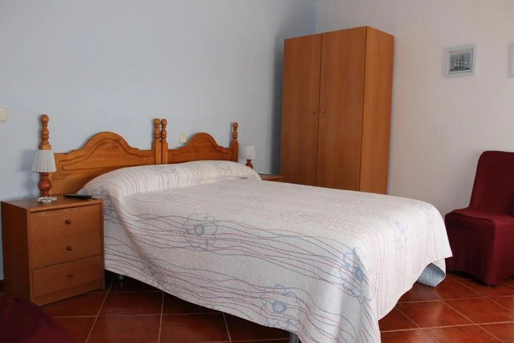 Habitación Doble con cama supletoria — Hostal Restaurante "El Cercao"