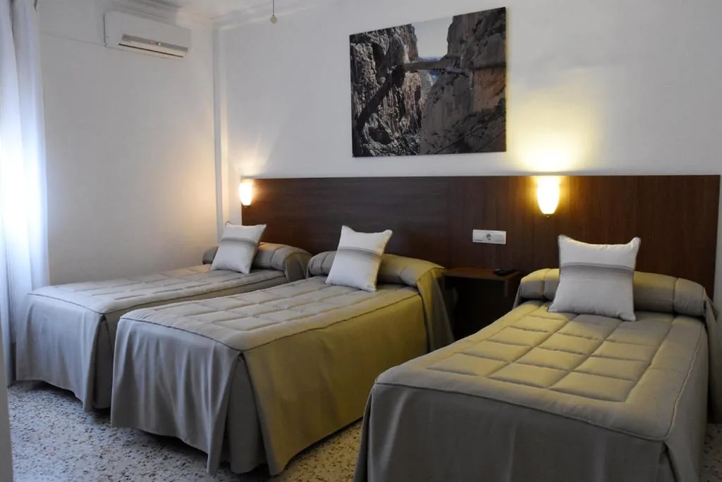三人间 — Hostal Restaurante El Cruce
