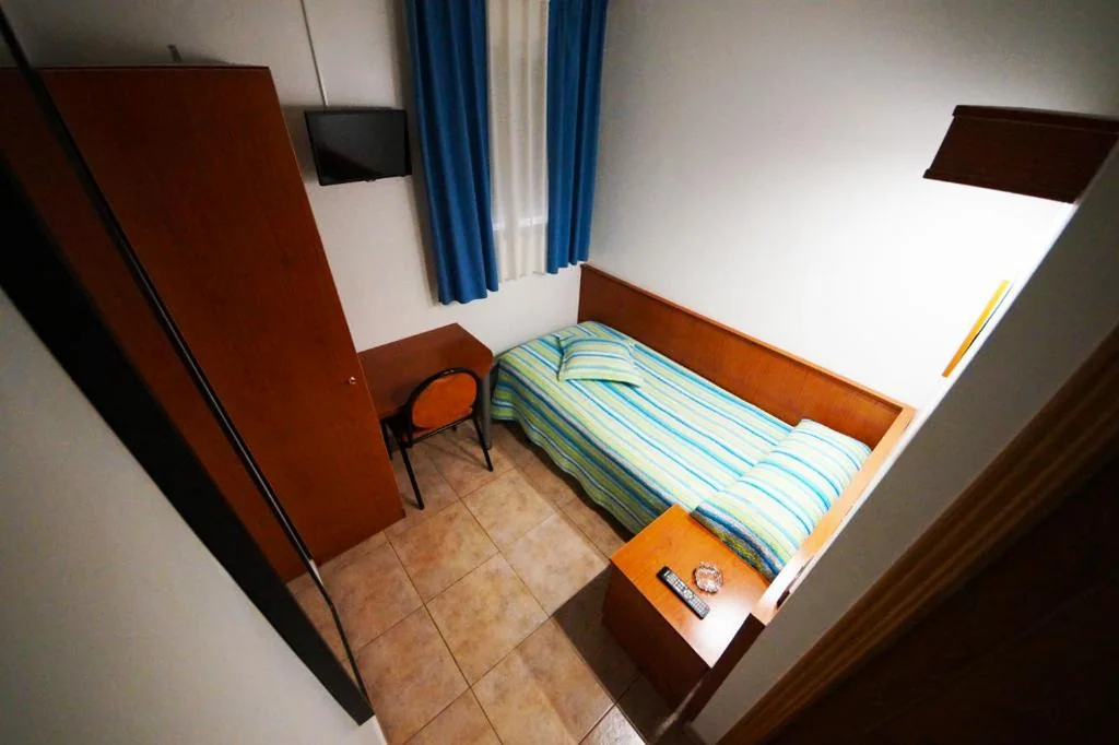 Habitación Individual con baño privado — Hostal Restaurante El Surtidor