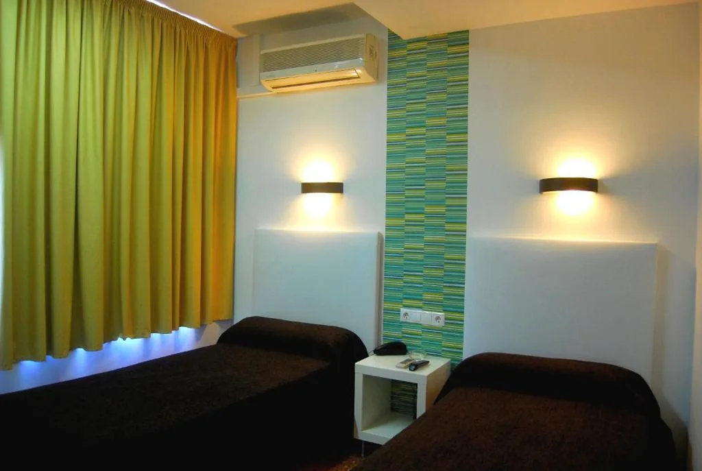 Habitación Doble Economy con aparcamiento - 2 camas — Hostal Restaurante EstaciÓN